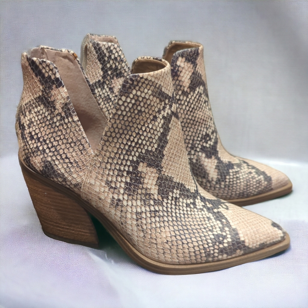 Vince Camuto Suede bootie. Size 8. Leather. Snakeskin color